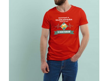 Pánske tričko mockup bezpecnostjenajdolezitejsia cervene