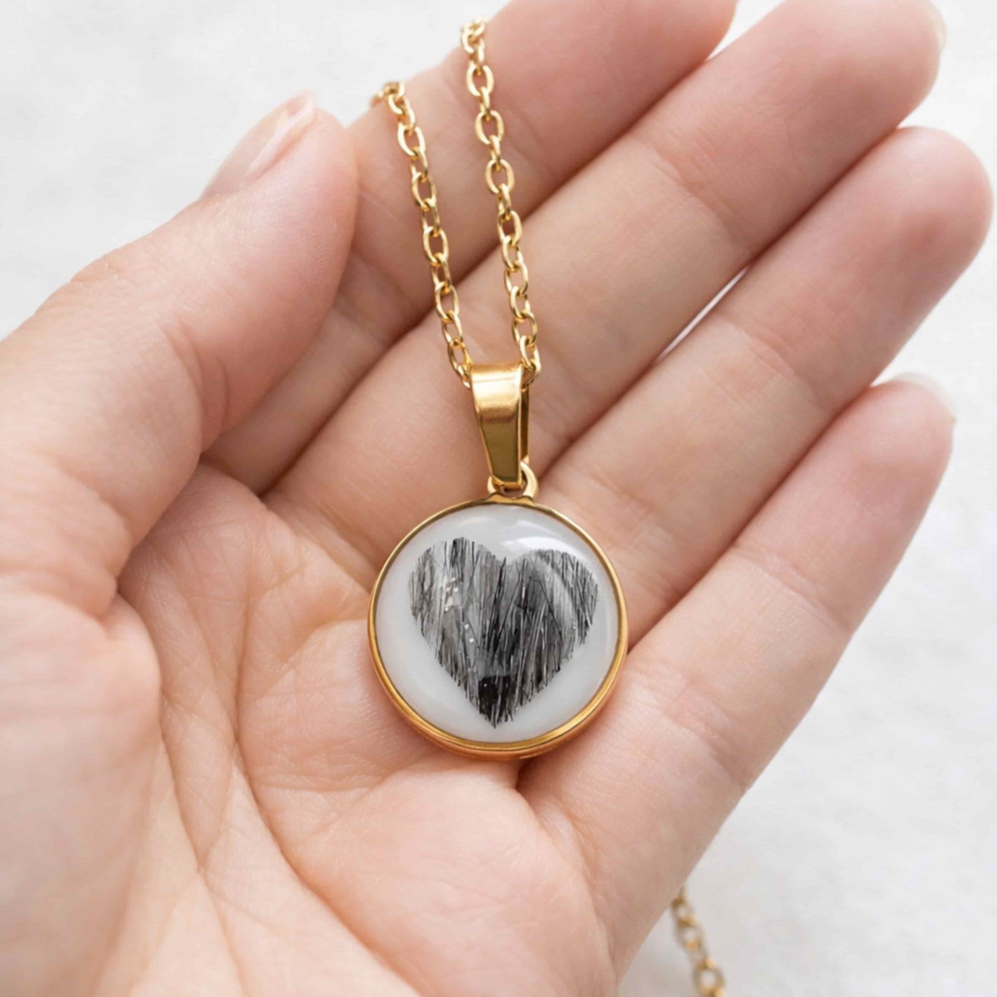 Vzpomínkový šperk ze srsti nebo popela – nejčastější otázky před objednávkou