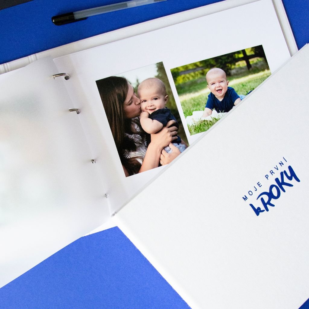 Dětské fotoalbum Moje první kROKY na modrém pozadí je zde vidět detail produktu, vnitřní strany a obal fotoalba