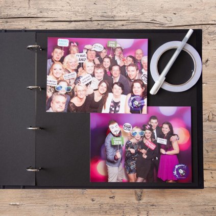černé fotoalbum s kroužkovou vazbou na dřevěném podkladu, na fotografii jsou vnitřní strany alba a dvě fotografie z maturitního plesu