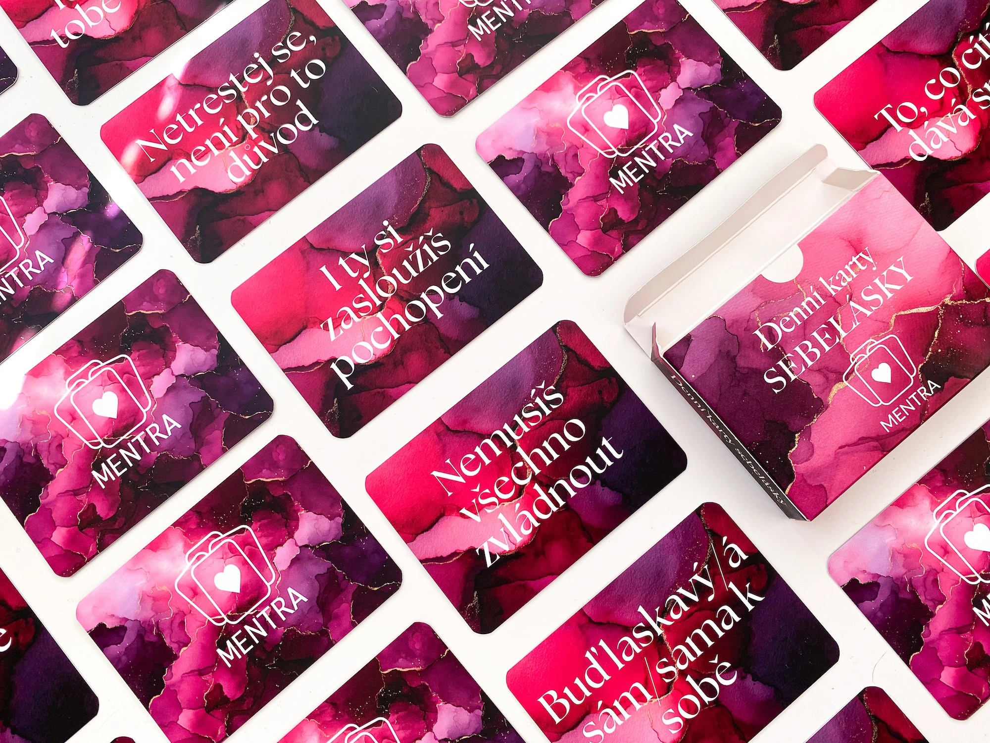 Denní karty sebelásky: jednoduchý rituál pro klidnější a spokojenější den