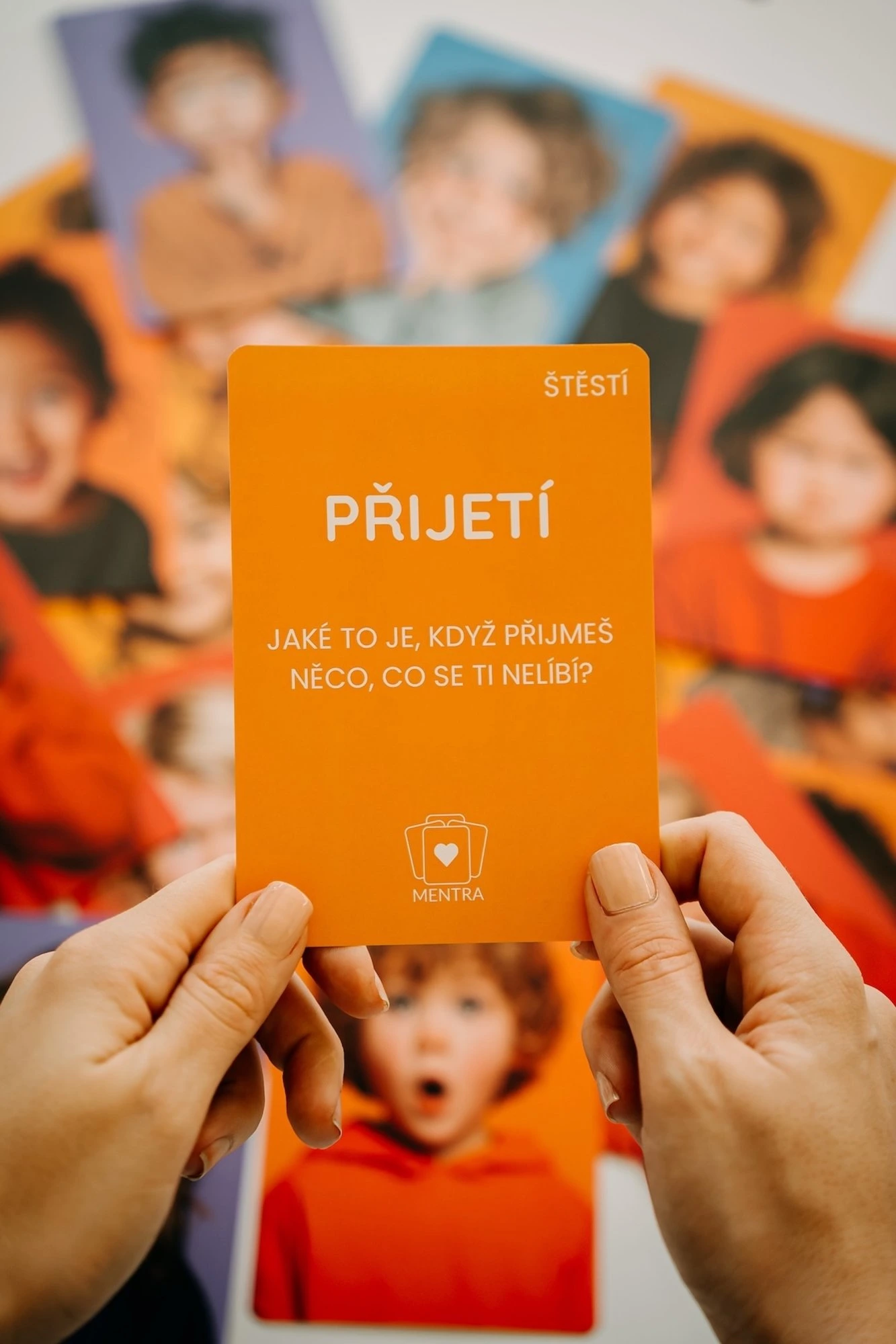 Karty emocí: jednoduchý nástroj, který může změnit způsob, jak rozumíme sobě i dětem