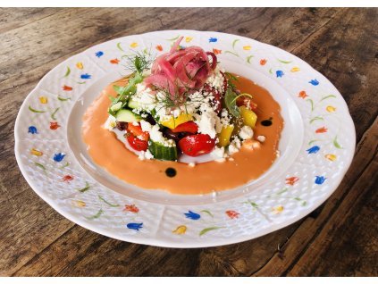 Řecký salát s marinovanou červenou cibulí, feta sýrem a dresingem z rajčat a octu z vína cabernet sauvignon
