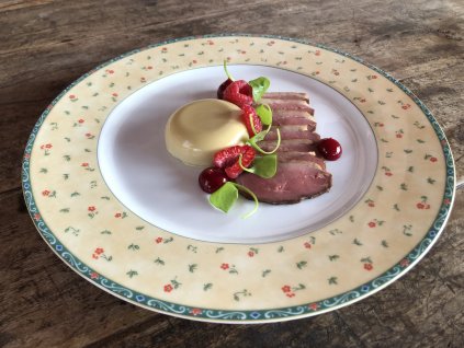 Uzená kachní prsa z naší udírny, krémová kachní játra foie gras, maliny, malinový gel