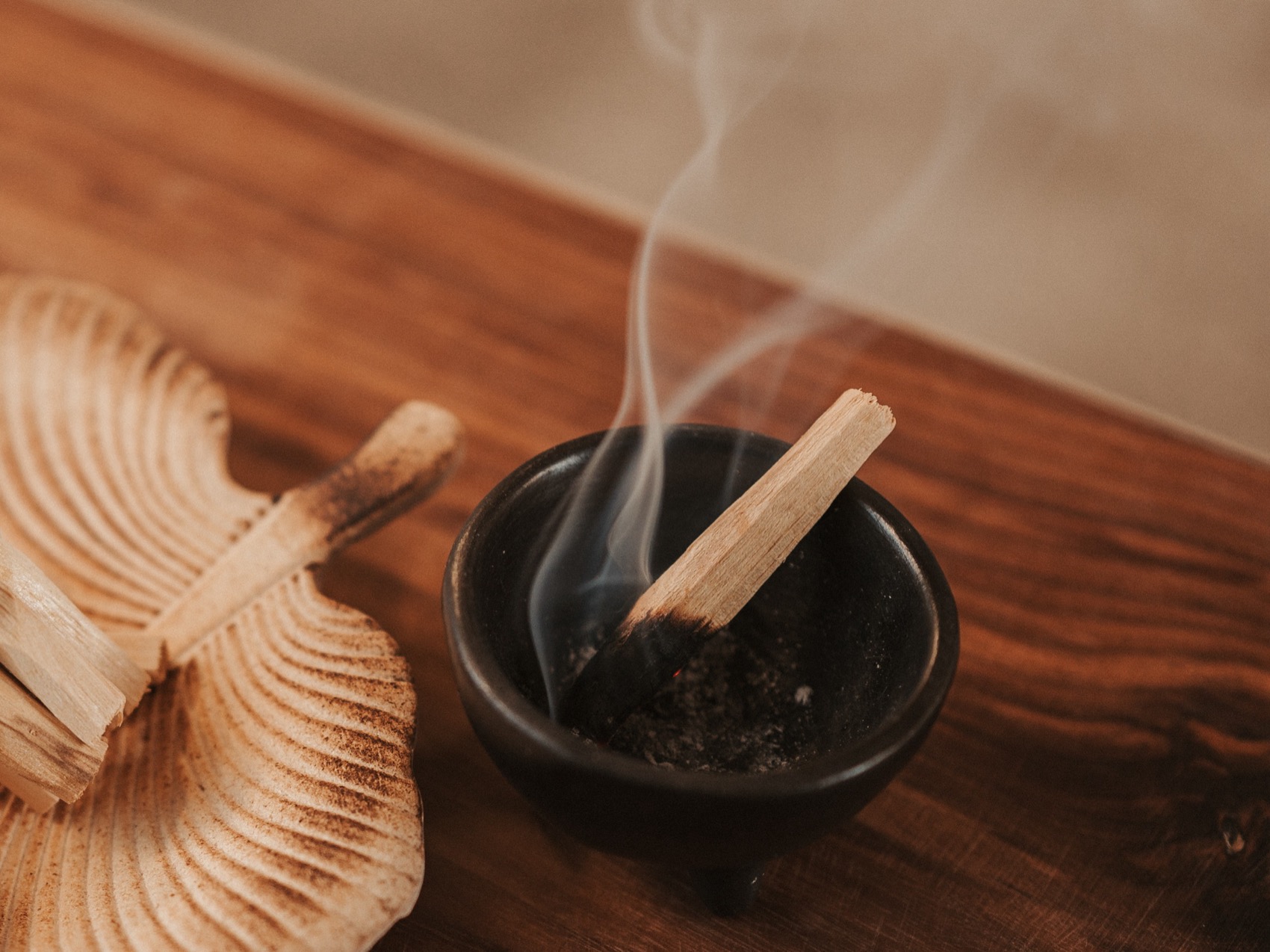 Palo Santo – co to je, odkud pochází, jak ho používat a proč si ho zamilujete