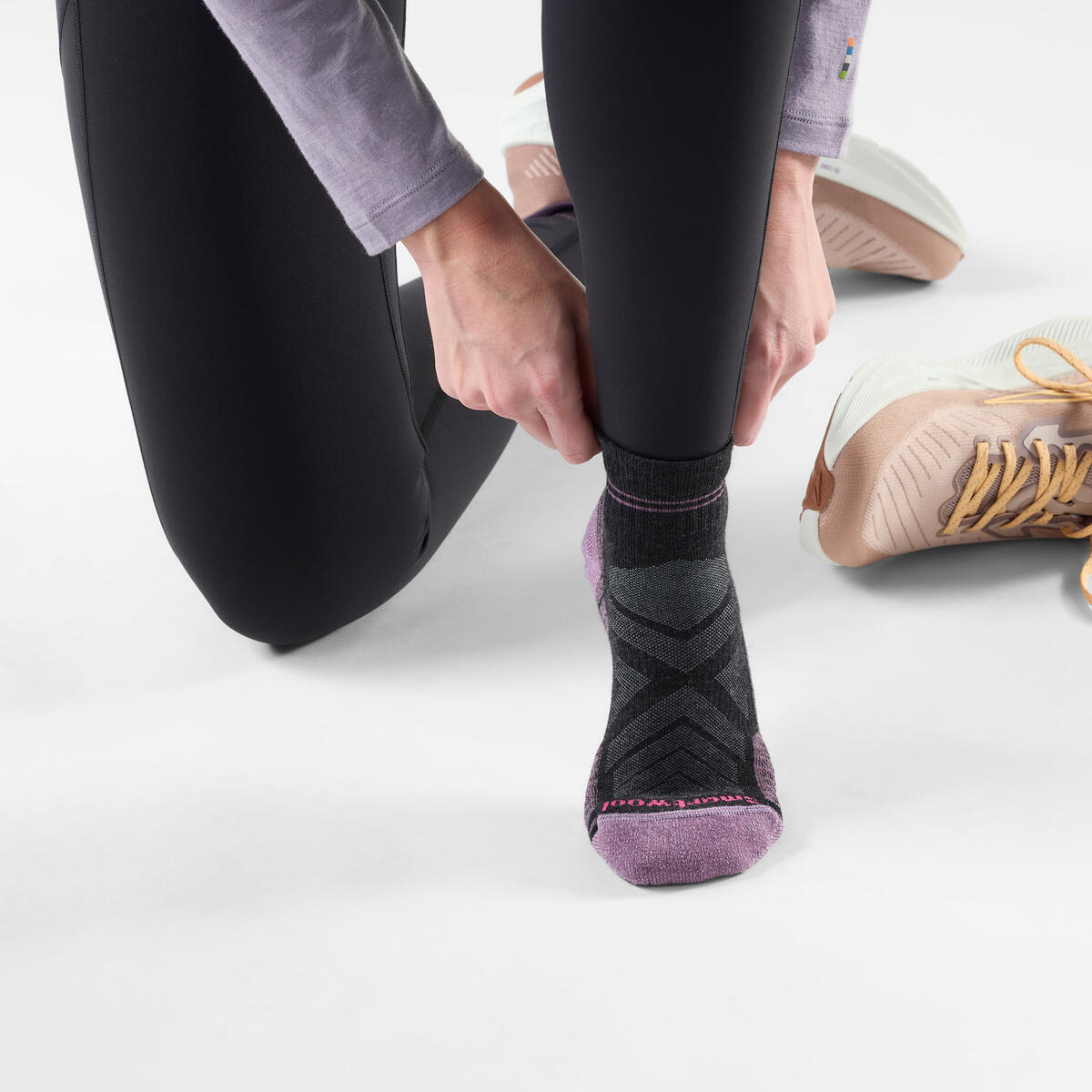 Dámské merino ponožky SMARTWOOL Women's Hike Light Cushion Ankle Socks, Charcoal velikost: 42-45 (L)