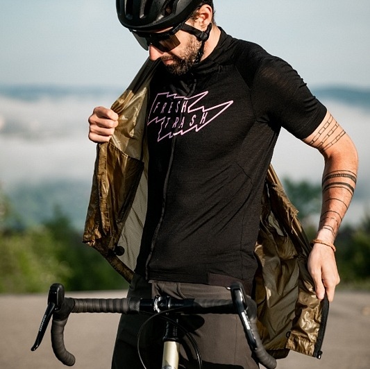 Lehká cyklistická větrovka z upcyklované padákoviny