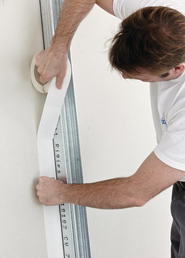 Kluzný spoj u sádrokartonu: proč praskliny nevyřešíš akrylem