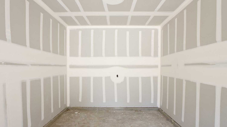 Co je sádrokarton a z jakých materiálů se vyrábí?