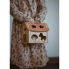 Mrs.Ertha Drevená vkladačka domček so zvieratkami, Messy Brassy (12)