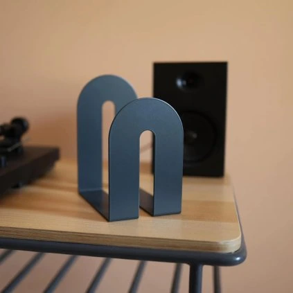 Stojan na knihy a LP ARC černý1