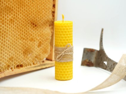 Motana svicka ze vceliho vosku motouz