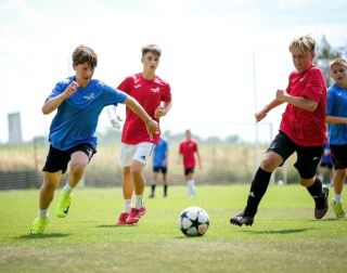 ⚽🔥 Dodali jsme 100 parádních dresů pro @sokrkemp! 8 barevných variant, vlastní potisk -> připraveno na pořádnou fotbalovou...