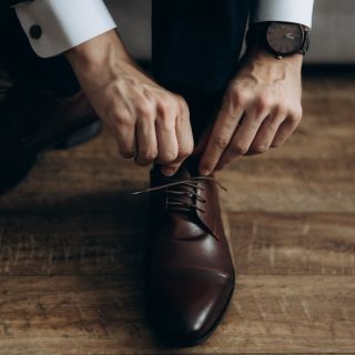 Detaily, které tvoří celek. Od prvního uzlu na tkaničce, přes dřevěné hodinky až po knoflíček na manžetě. 🤎 Svatební den...