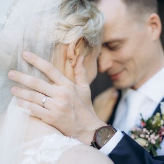 Když se láska setká s časem - a detaily jako dřevěné hodinky tvoří vzpomínky, které budou trvat navždy. ❤ #mfwooddesign...