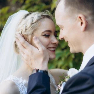 Láska je v každém doteku, úsměvu i v okamžicích, které měříme srdcem. Dřevěné hodinky z přírodního dřeva je spojují do...