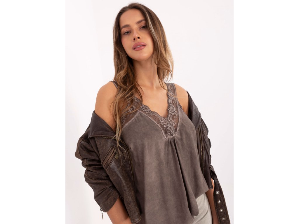 Dámsky top s čipkovým výstrihom a vintage efektom