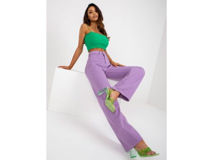 Trendy dámske džínsy vo fialovej farbe s vysokým pásom a širokými nohavicami. Moderný „wide leg“ strih, klasické zapínanie na gombík a zips, pohodlný denimový materiál. Skvelá voľba pre štýlový a originálny outfit — perfektne kombinovateľné na každý deň.