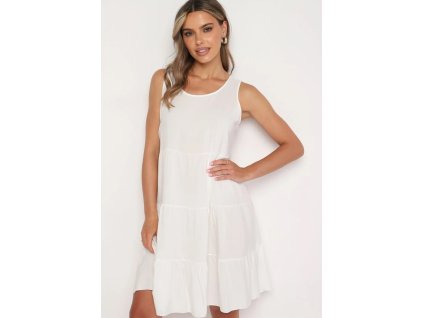 Modelka v bielych letných šatách bez rukávov s voľným strihom a jemnými volánikmi, ideálny letný minimalistický look.