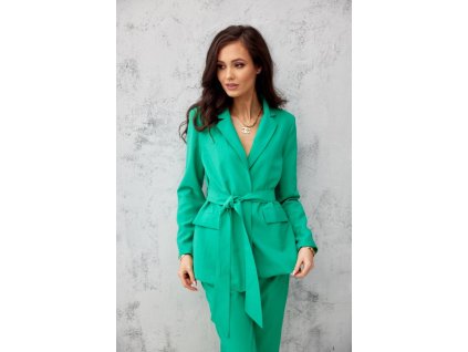 Dámske elegantné sako v smaragdovo zelenej farbe s viazaním v páse. Model má dlhé rukávy, klasický golier a dve dekoratívne klopové vrecká. Zaväzovanie umožňuje prispôsobiť strih postave, čím krásne zvýrazní pás. Vďaka jemne vypasovanému strihu a kvalitnému materiálu je sako ideálne na každodenné nosenie, do práce, ale aj na špeciálne príležitosti.