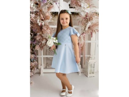Dievčenské svetlomodré spoločenské šaty s krátkym rukávom na bielom pozadí