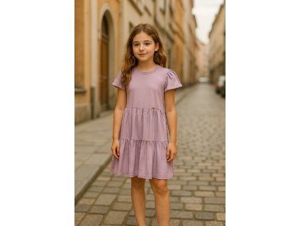 Dievčenský mestský štýl v tej najjemnejšej fialovej 💜 Šaty, ktoré sú pohodlné, vzdušné a vždy trendy – ideálne na prechádzku aj do školy.