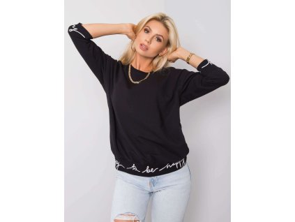 Modelka v dámskej mikine s nápisom na spodnom leme a rukávoch, voľný strih, univerzálna veľkosť UNI plus size.