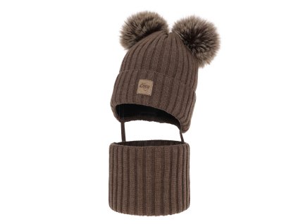 Zimný komplet pre chlapca – čiapka s dvoma brmbolcami a nákrčník s flísovou podšívkou, ideálny na chladné zimné dni.