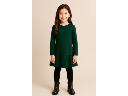 Tmavozelené dievčenské šaty s dlhým rukávom a jedným volánom na bielom pozadí.
