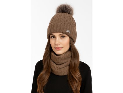 Dámsky zimný komplet v modernej pletenej štruktúre – čiapka s mäkkým brmbolcom a teplý rebrovaný šál v zladenom odtieni.