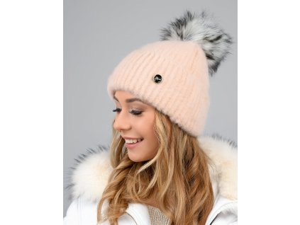 Moherová pudrová dámska čiapka Freya s brmbolcom na modelke.