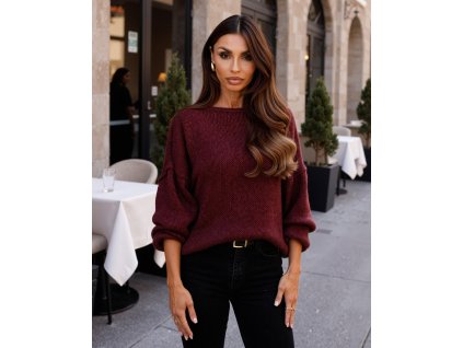 Dámsky bordový pletený sveter s balónovými rukávmi – elegantný outfit do mesta