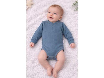 Chlapčenské rebrované body s dlhým rukávom v modrej farbe oblečené na dieťati,