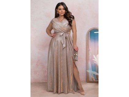 Trblietavé spoločenské šaty Amanda Lux s prekladaným výstrihom, viazaním v páse a dlhou sukňou.