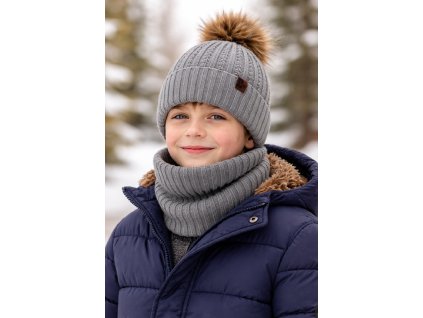 Chlapčenská sivá zimná čiapka s brmbolcom a pletený nákrčník
