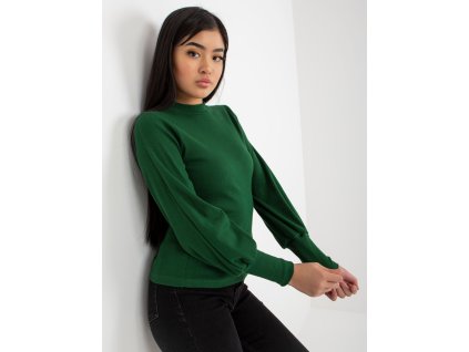 Modelka má oblečenú dámsku rebrovanú blúzku s dlhým rukávom a okrúhlym výstrihom