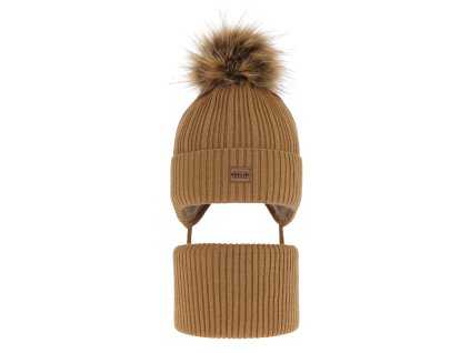 Chlapčenská zimná čiapka s brmbolcom a pletený nákrčník v camel farbe
