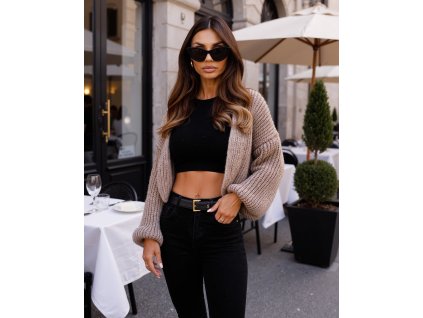 Dámsky krátky pletený kardigán s balónovými rukávmi v elegantnom mestskom outfite