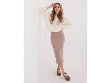 Dámska priliehavá rebrovaná midi sukňa v elegantnom každodennom outfite