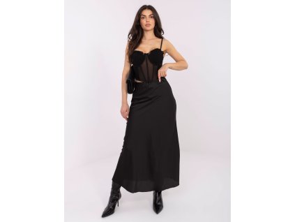 Dámska čierna saténová sukňa s vysokým pásom v elegantnom outfite