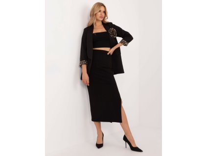 Modelka má na sebe elegantnú midi sukňu s rozparkom, ktorá zvýrazňuje postavu a vytvára moderný ženský outfit.