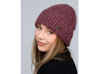 Modelka v mohérovej dámskej čiapke LEMA Sheila s rebrovaným úpletom a logom značky