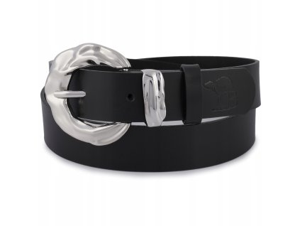 Detail čierneho dámskeho koženého opasku Beltimore s výraznou striebornou dizajnovou prackou.