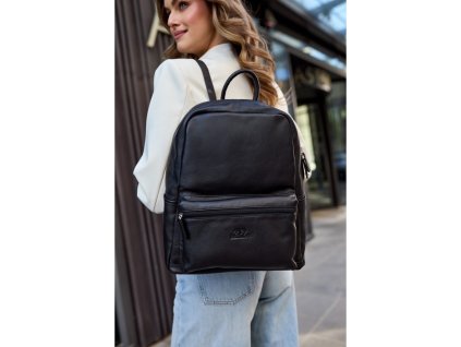 Dámsky čierny kožený batoh na ramene modelky, elegantný mestský ruksak z pravej kože s predným zipsovým vreckom.