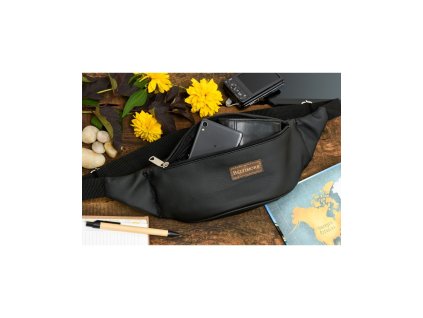 Čierna pánska ľadvinka Bellimore s nastaviteľným popruhom a hlavným zipsovým vreckom nosená crossbody na hrudi