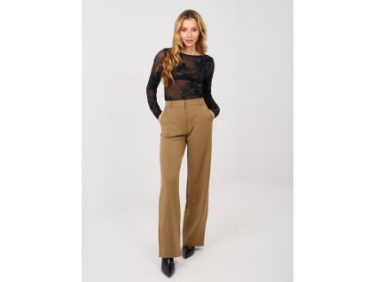 Elegantné dámske nohavice s rovným strihom a vysokým pásom v camelovej a khaki farbe na modelke