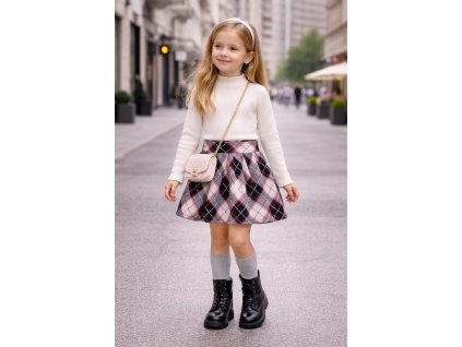 Dievča v károvanej dievčenskej sukni v