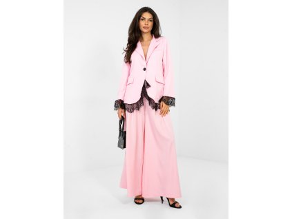 Modelka má na sebe elegantné dámske sako RUE PARIS s čipkovým lemovaním rukávov.