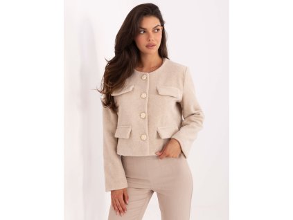 Modelka má oblečený elegantný krátky dámsky kabátik RUE PARIS s ozdobnými gombíkmi v modernom mestskom outfite.