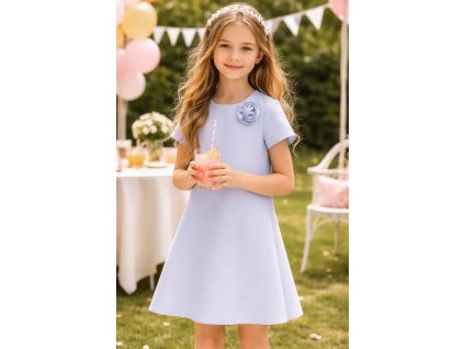 ievčenské svetlomodré spoločenské šaty s krátkym rukávom a ozdobným kvetom na ramene,